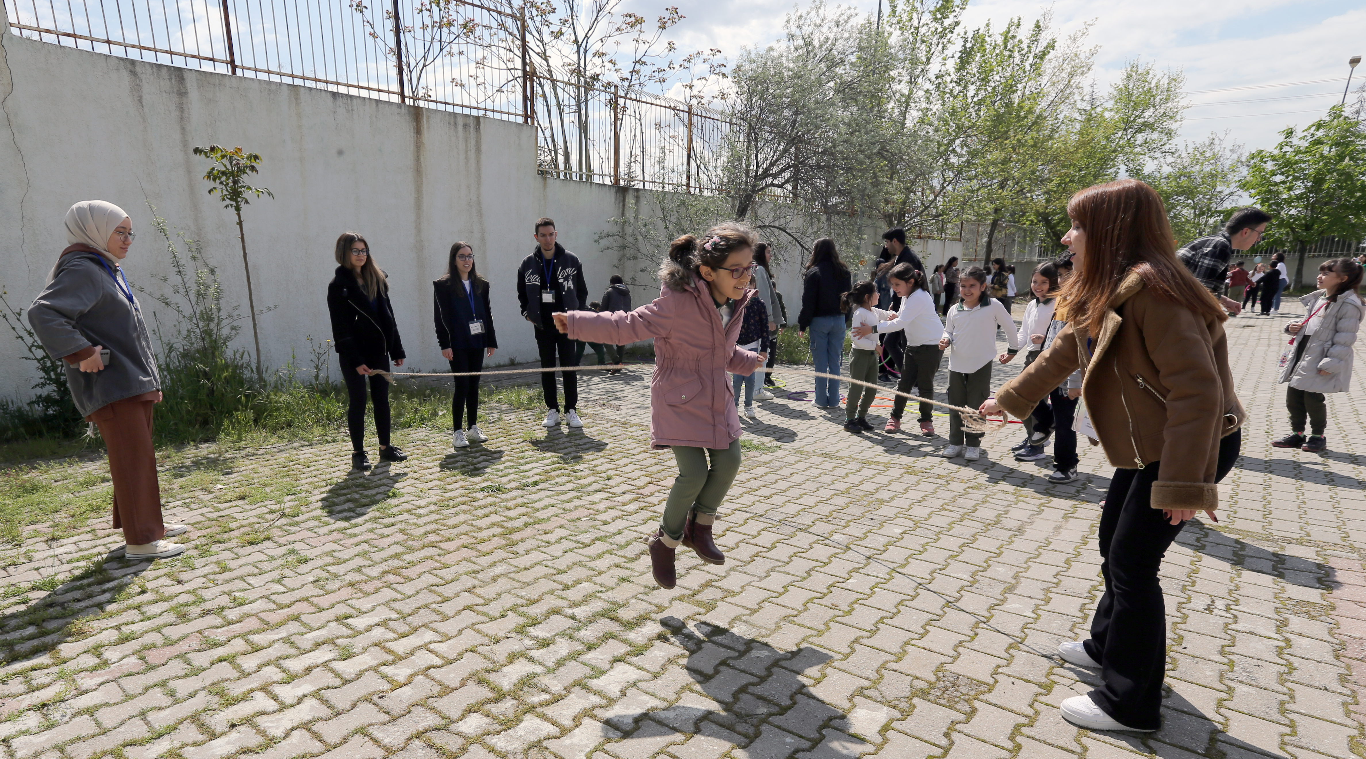 EĞİTİM FAKÜLTESİNDE ÇOCUKLARA GELENEKSEL OYUNLAR OYNATILDI