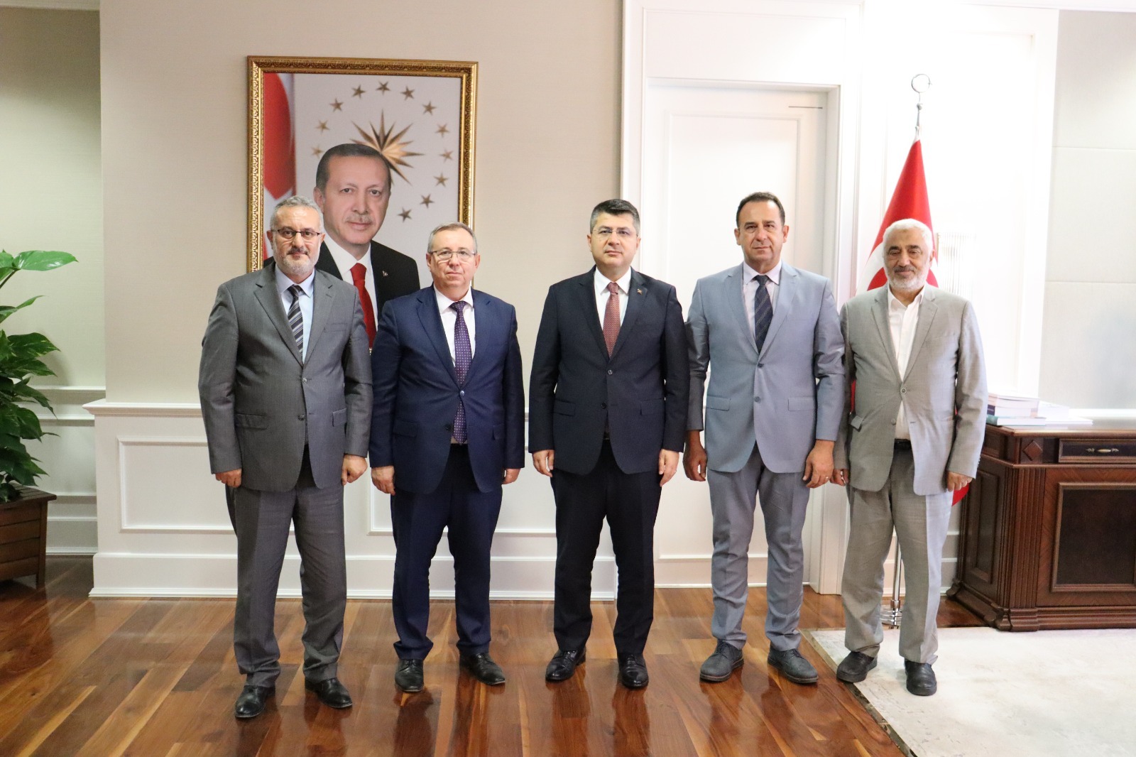 REKTÖR PROF. DR. ERHAN TABAKOĞLU VE REKTÖR YARDIMCISI PROF. DR. OSMAN NURİ HATİPOĞLU’NDAN, SAĞLIK BAKAN YARDIMCISI H. KÜRŞAT KIRBIYIK’A ZİYARET