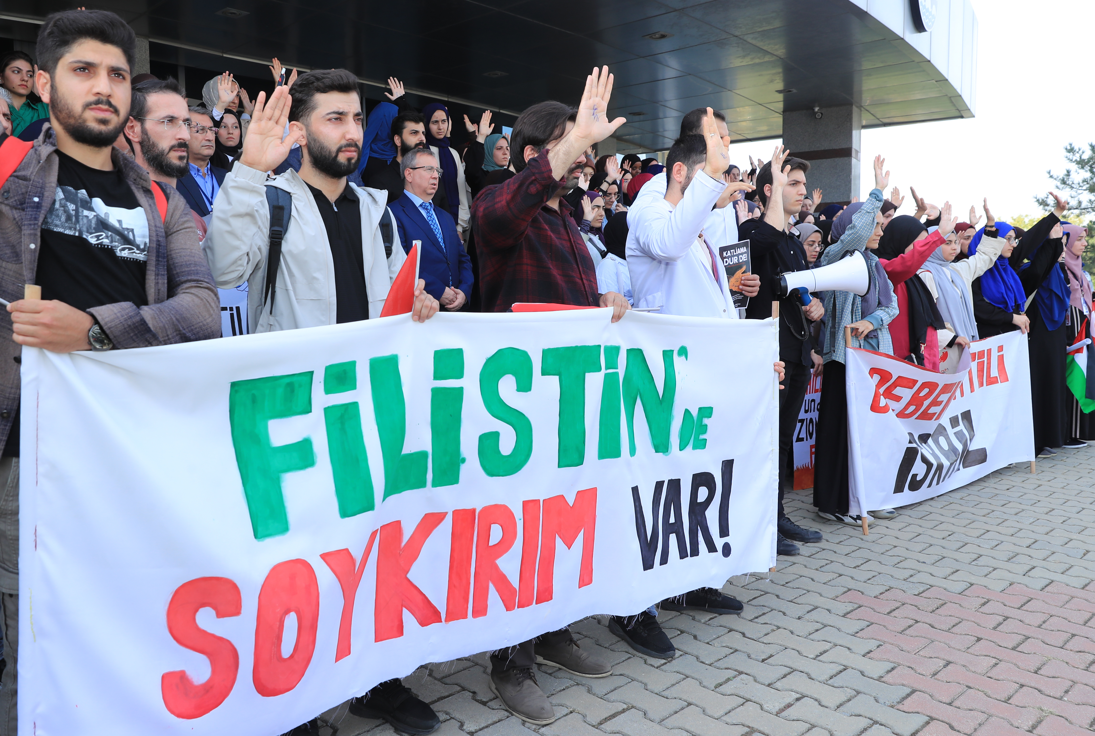 TRAKYA ÜNİVERSİTESİ ÖĞRENCİLERİNDEN “KATLİAMA DUR DE” YÜRÜYÜŞÜ