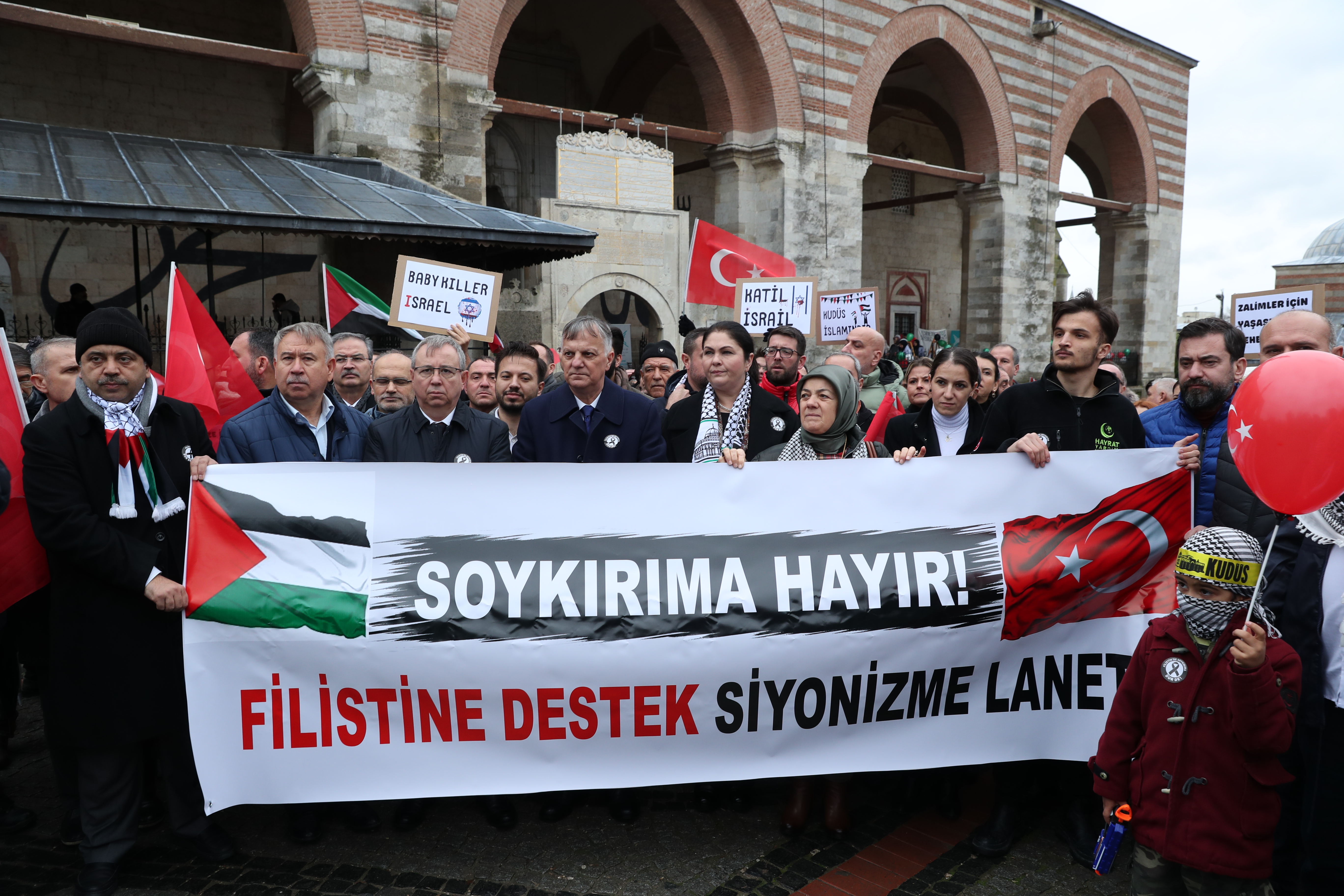 REKTÖR PROF. DR. ERHAN TABAKOĞLU “ÖZGÜR FİLİSTİN YÜRÜYÜŞÜ”NE KATILDI