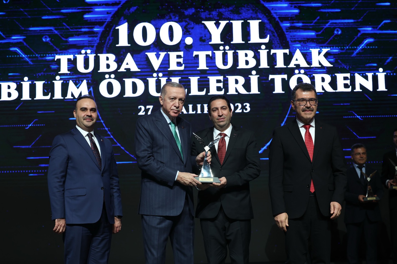 100. YIL TÜBİTAK VE TÜBA BİLİM ÖDÜLLERİ TÖRENİ’NDE PROF. DR. SERVET ALTAY’A ÖDÜL