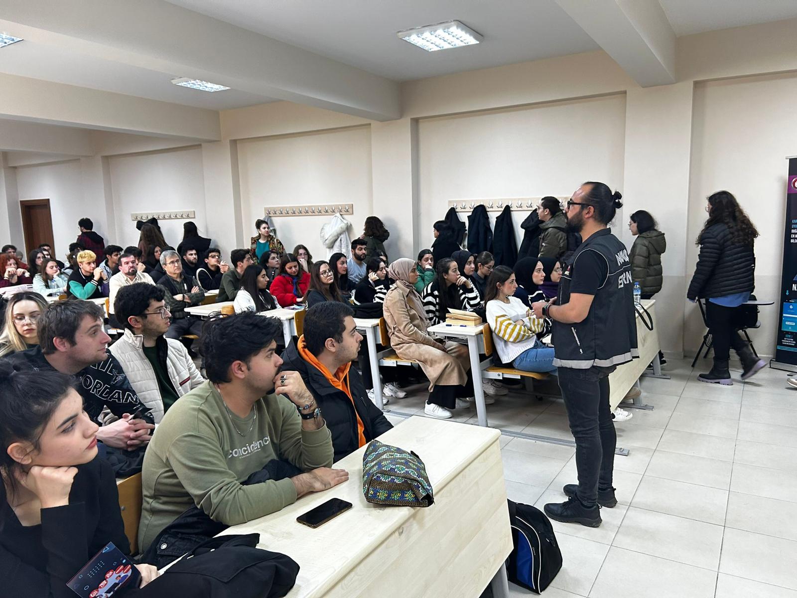 EDEBİYAT FAKÜLTESİNDE “BAĞIMLILIKLA MÜCADELE” KONULU KONFERANS DÜZENLENDİ