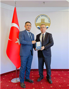 DR. ÖĞR. ÜYESİ ÖZGÜR KAYAPINAR’DAN REKTÖR PROF. DR. ERHAN TABAKOĞLU’NA KİTAP TAKDİMİ