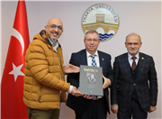 İLAHİYAT FAKÜLTESİ DR. ÖĞR. ÜYESİ ÖMER KASIM KÂHYA, REKTÖR PROF. DR. ERHAN TABAKOĞLU’NA KİTAPLARINI TAKDİM ETTİ