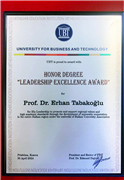REKTÖRÜMÜZ PROF. DR. ERHAN TABAKOĞLU'NA KOSOVA İŞLETME VE TEKNOLOJİ ÜNİVERSİTESİ TARAFINDAN "LİDERLİK MÜKEMMELLİK ÖDÜLÜ” VERİLDİ