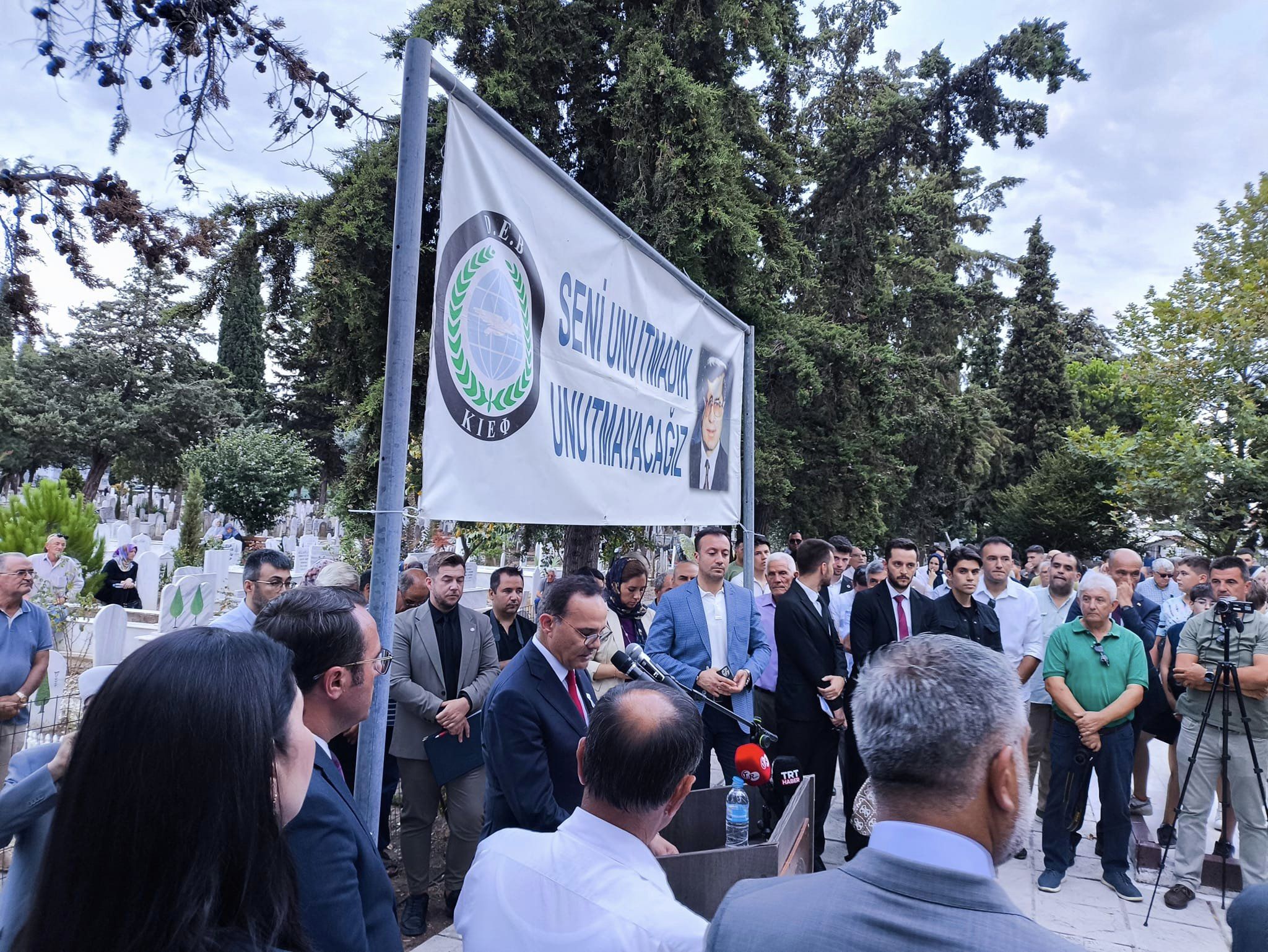 TRAKYA ÜNİVERSİTESİ REKTÖRÜ PROF. DR. ERHAN TABAKOĞLU, DR. SADIK AHMET ANMA TÖRENİNE KATILDI