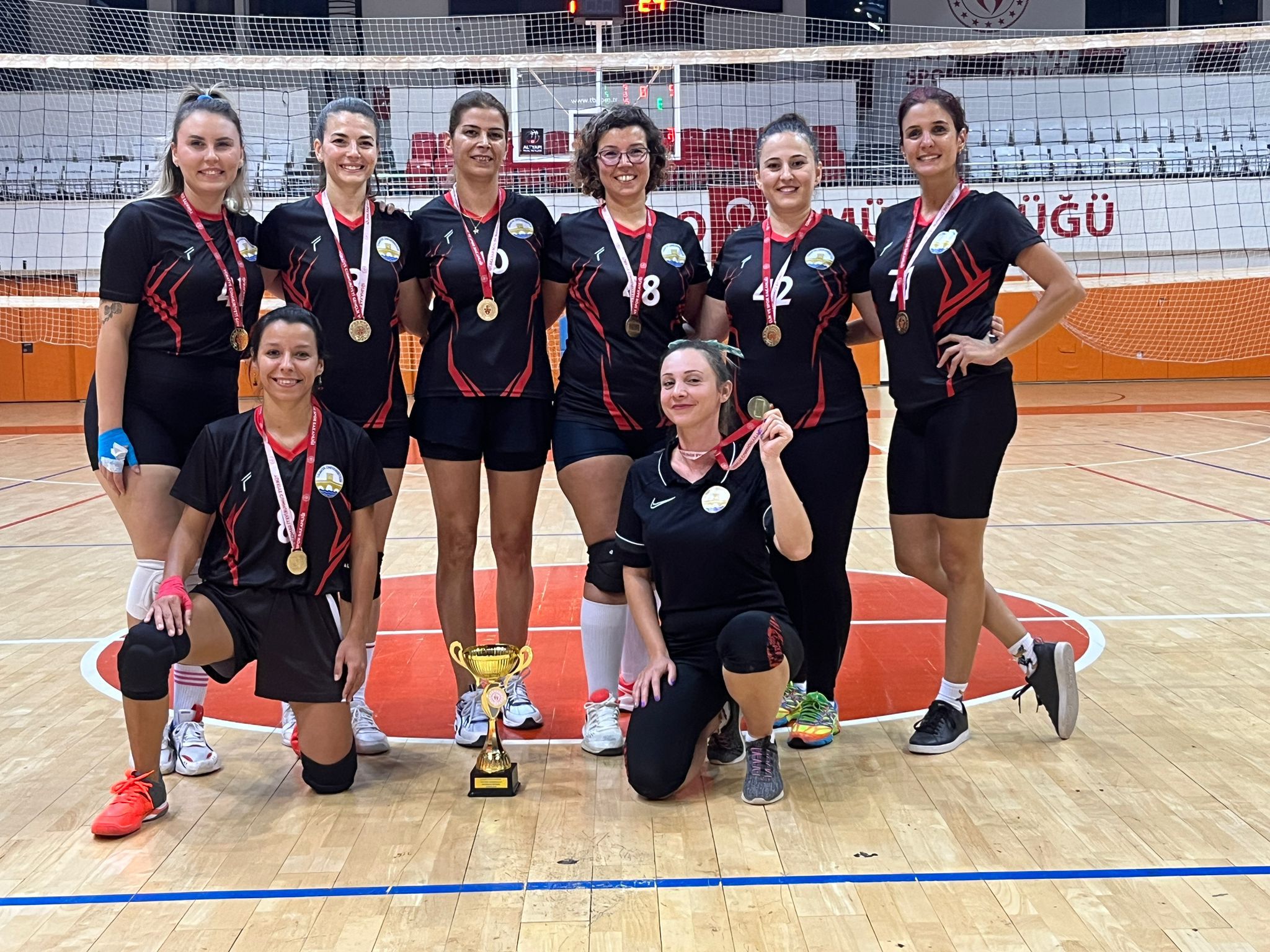 ÜNİVERSİTEMİZ KADIN VOLEYBOL TAKIMI ŞAMPİYON