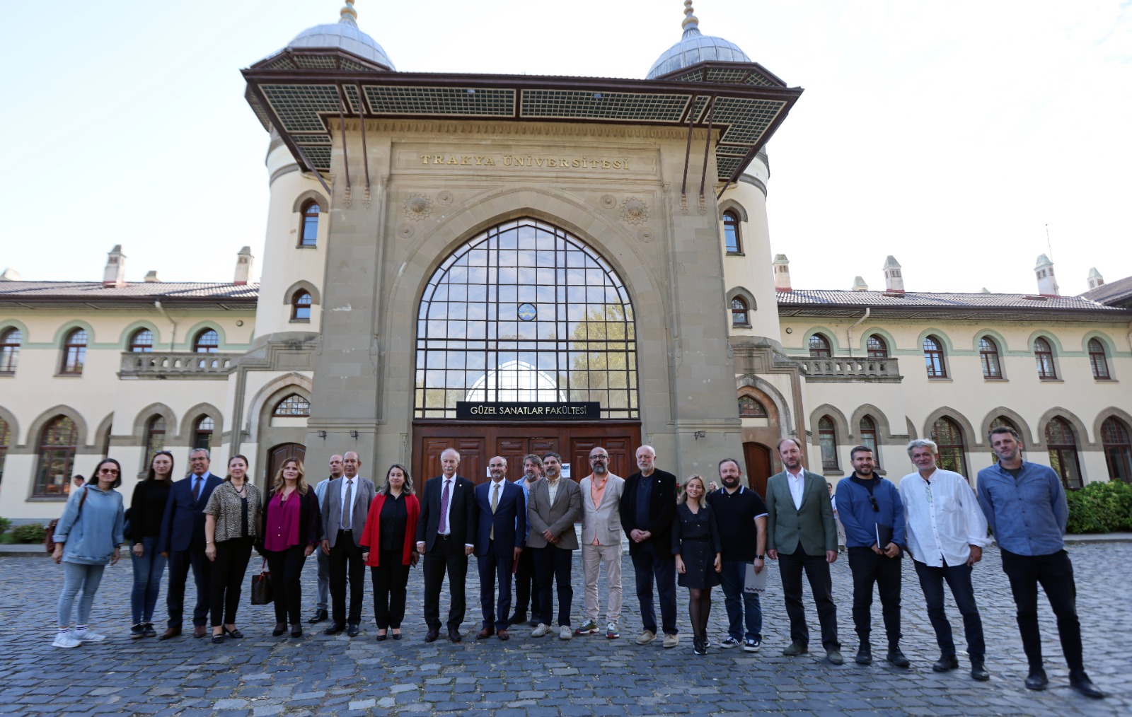 GÜZEL SANATLAR FAKÜLTEMİZDE METAL HEYKEL, MADALYON VE TAKI SERGİSİ