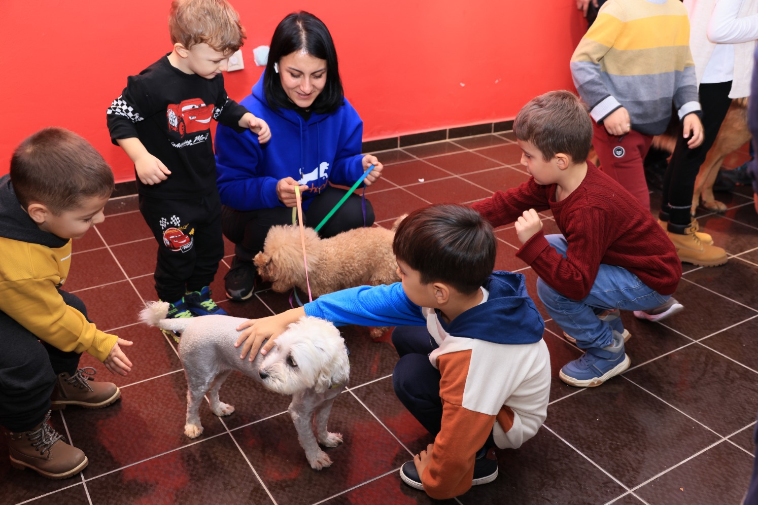 ÜNİVERSİTEMİZDE DÜNYA ENGELLİLER GÜNÜNE ÖZEL ETKİNLİK: EĞİTİMLİ KÖPEKLERLE SICAK BULUŞMA